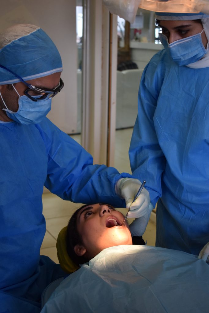 کلینیک دندانپزشکی دانا آیا بیماری کرونا از راه دندانپزشکی منتقل میشود؟ فلوئورزیس